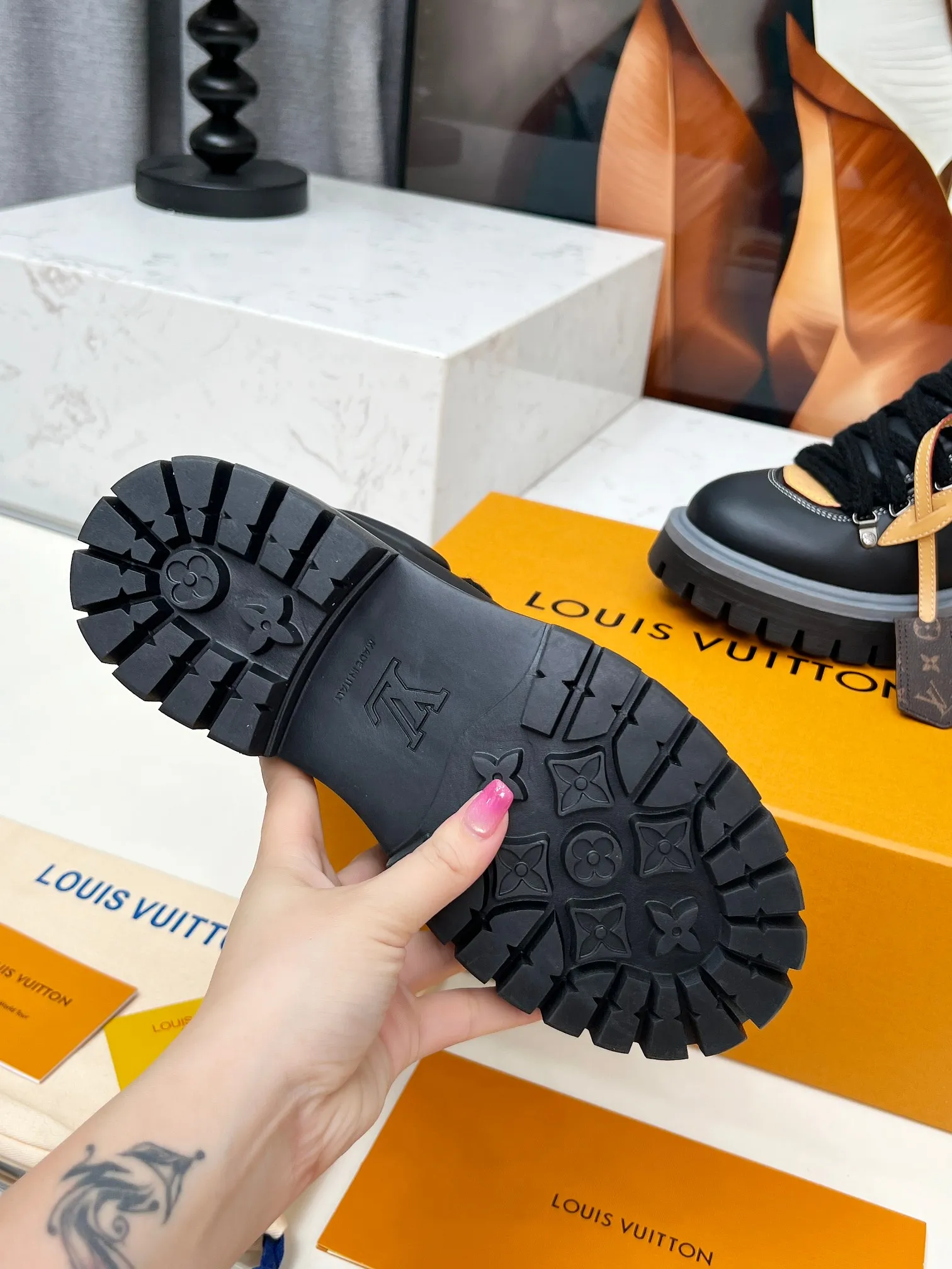 p660💰"Couple Style" LV Louis Vuitton's 2025 autumn and winter new style, developed one-to-one from the original version, retro fashionable, handsome and cool mountaineering derby shoes are now available.  Material: Imported first-layer cowhide Lining: Imported lambskin Outsole: Original molded TR non-slip outsole Sole height: 3.5cm Shoe size: Same style for men and women 35-45